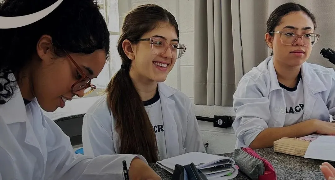 Alunas do Ensino Médio no laboratório de ciências