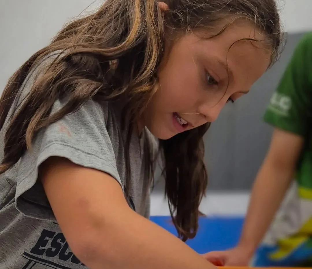 Aluna concentrada em atividade no Laboratório Maker