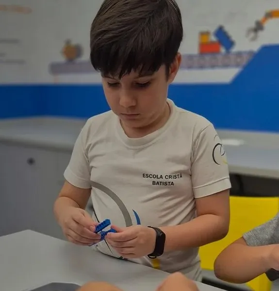 Aluno do Fundamental monta um projeto no Laboratório Maker
